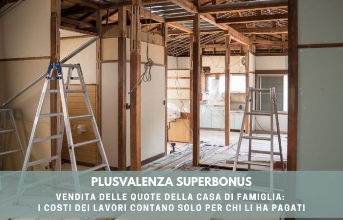 Interno di un'abitazione in ristrutturazione con scale e pannelli, immagine per l'articolo sulla plusvalenza superbonus nella vendita di quote tra comproprietari.